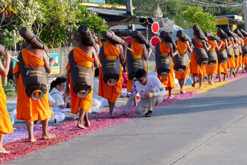 ภาพ No.189098:พิธีต้อนรับพระธรรมยาตรา ในโครงการธรรมยาตรา กตัญญูบูชา มหาปูชนียาจารย์ พระมงคลเทพมุนี(สด จนฺทสโร) พระผู้ปราบมาร อนุสรณ์สถาน 7 แห่ง ปีที่ 13 วันที่ 3 มกราคม พ.ศ. 2568 ณ อนุสรณ์สถานมหาวิหารพระมงคลเทพมุนี (โลตัสแลนด์) อ.สองพี่น้อง จ.สุพรรณบุรี