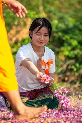 ภาพ No.189108:พิธีต้อนรับพระธรรมยาตรา ในโครงการธรรมยาตรา กตัญญูบูชา มหาปูชนียาจารย์ พระมงคลเทพมุนี(สด จนฺทสโร) พระผู้ปราบมาร อนุสรณ์สถาน 7 แห่ง ปีที่ 13 วันที่ 3 มกราคม พ.ศ. 2568 ณ อนุสรณ์สถานมหาวิหารพระมงคลเทพมุนี (โลตัสแลนด์) อ.สองพี่น้อง จ.สุพรรณบุรี