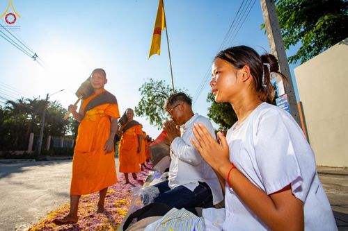 ภาพ No.189110:พิธีต้อนรับพระธรรมยาตรา ในโครงการธรรมยาตรา กตัญญูบูชา มหาปูชนียาจารย์ พระมงคลเทพมุนี(สด จนฺทสโร) พระผู้ปราบมาร อนุสรณ์สถาน 7 แห่ง ปีที่ 13 วันที่ 3 มกราคม พ.ศ. 2568 ณ อนุสรณ์สถานมหาวิหารพระมงคลเทพมุนี (โลตัสแลนด์) อ.สองพี่น้อง จ.สุพรรณบุรี