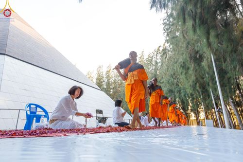 ภาพ No.189119:พิธีต้อนรับพระธรรมยาตรา ในโครงการธรรมยาตรา กตัญญูบูชา มหาปูชนียาจารย์ พระมงคลเทพมุนี(สด จนฺทสโร) พระผู้ปราบมาร อนุสรณ์สถาน 7 แห่ง ปีที่ 13 วันที่ 3 มกราคม พ.ศ. 2568 ณ อนุสรณ์สถานมหาวิหารพระมงคลเทพมุนี (โลตัสแลนด์) อ.สองพี่น้อง จ.สุพรรณบุรี