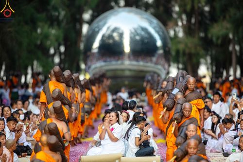 ภาพ No.189120:พิธีต้อนรับพระธรรมยาตรา ในโครงการธรรมยาตรา กตัญญูบูชา มหาปูชนียาจารย์ พระมงคลเทพมุนี(สด จนฺทสโร) พระผู้ปราบมาร อนุสรณ์สถาน 7 แห่ง ปีที่ 13 วันที่ 3 มกราคม พ.ศ. 2568 ณ อนุสรณ์สถานมหาวิหารพระมงคลเทพมุนี (โลตัสแลนด์) อ.สองพี่น้อง จ.สุพรรณบุรี