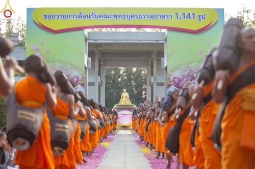 ภาพ No.189123:พิธีต้อนรับพระธรรมยาตรา ในโครงการธรรมยาตรา กตัญญูบูชา มหาปูชนียาจารย์ พระมงคลเทพมุนี(สด จนฺทสโร) พระผู้ปราบมาร อนุสรณ์สถาน 7 แห่ง ปีที่ 13 วันที่ 3 มกราคม พ.ศ. 2568 ณ อนุสรณ์สถานมหาวิหารพระมงคลเทพมุนี (โลตัสแลนด์) อ.สองพี่น้อง จ.สุพรรณบุรี
