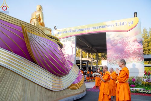 ภาพ No.189128:พิธีต้อนรับพระธรรมยาตรา ในโครงการธรรมยาตรา กตัญญูบูชา มหาปูชนียาจารย์ พระมงคลเทพมุนี(สด จนฺทสโร) พระผู้ปราบมาร อนุสรณ์สถาน 7 แห่ง ปีที่ 13 วันที่ 3 มกราคม พ.ศ. 2568 ณ อนุสรณ์สถานมหาวิหารพระมงคลเทพมุนี (โลตัสแลนด์) อ.สองพี่น้อง จ.สุพรรณบุรี