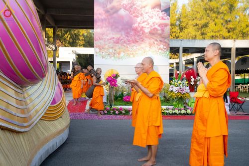 ภาพ No.189129:พิธีต้อนรับพระธรรมยาตรา ในโครงการธรรมยาตรา กตัญญูบูชา มหาปูชนียาจารย์ พระมงคลเทพมุนี(สด จนฺทสโร) พระผู้ปราบมาร อนุสรณ์สถาน 7 แห่ง ปีที่ 13 วันที่ 3 มกราคม พ.ศ. 2568 ณ อนุสรณ์สถานมหาวิหารพระมงคลเทพมุนี (โลตัสแลนด์) อ.สองพี่น้อง จ.สุพรรณบุรี