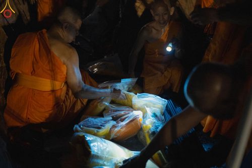 ภาพ No.189145:พิธีต้อนรับพระธรรมยาตรา ในโครงการธรรมยาตรา กตัญญูบูชา มหาปูชนียาจารย์ พระมงคลเทพมุนี(สด จนฺทสโร) พระผู้ปราบมาร อนุสรณ์สถาน 7 แห่ง ปีที่ 13 วันที่ 3 มกราคม พ.ศ. 2568 ณ อนุสรณ์สถานมหาวิหารพระมงคลเทพมุนี (โลตัสแลนด์) อ.สองพี่น้อง จ.สุพรรณบุรี