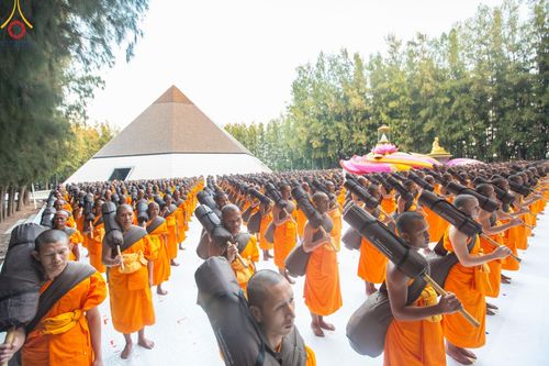 ภาพ No.189233:พระธรรมยาตราปฏิบัติธรรม และถ่ายภาพหมู่ประวัติศาสตร์ ในโครงการธรรมยาตรา กตัญญูบูชา มหาปูชนียาจารย์ พระมงคลเทพมุนี(สด จนฺทสโร) พระผู้ปราบมาร อนุสรณ์สถาน 7 แห่ง ปีที่ 13 วันที่ 4 มกราคม พ.ศ. 2568 ณ อนุสรณ์สถานมหาวิหารพระมงคลเทพมุนี (โลตัสแลนด์) อ.สองพี่น้อง