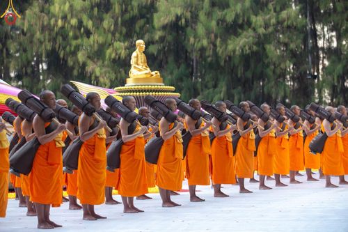 ภาพ No.189234:พระธรรมยาตราปฏิบัติธรรม และถ่ายภาพหมู่ประวัติศาสตร์ ในโครงการธรรมยาตรา กตัญญูบูชา มหาปูชนียาจารย์ พระมงคลเทพมุนี(สด จนฺทสโร) พระผู้ปราบมาร อนุสรณ์สถาน 7 แห่ง ปีที่ 13 วันที่ 4 มกราคม พ.ศ. 2568 ณ อนุสรณ์สถานมหาวิหารพระมงคลเทพมุนี (โลตัสแลนด์) อ.สองพี่น้อง