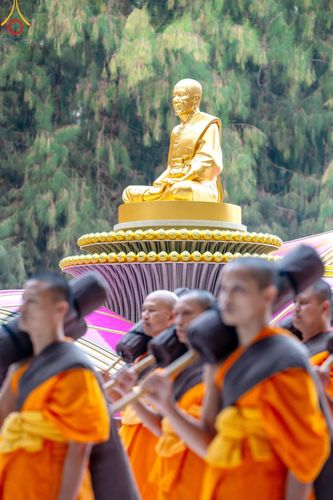 ภาพ No.189238:พระธรรมยาตราปฏิบัติธรรม และถ่ายภาพหมู่ประวัติศาสตร์ ในโครงการธรรมยาตรา กตัญญูบูชา มหาปูชนียาจารย์ พระมงคลเทพมุนี(สด จนฺทสโร) พระผู้ปราบมาร อนุสรณ์สถาน 7 แห่ง ปีที่ 13 วันที่ 4 มกราคม พ.ศ. 2568 ณ อนุสรณ์สถานมหาวิหารพระมงคลเทพมุนี (โลตัสแลนด์) อ.สองพี่น้อง