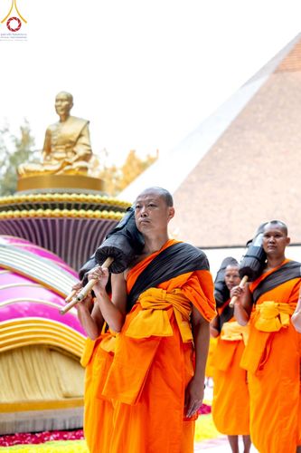 ภาพ No.189240:พระธรรมยาตราปฏิบัติธรรม และถ่ายภาพหมู่ประวัติศาสตร์ ในโครงการธรรมยาตรา กตัญญูบูชา มหาปูชนียาจารย์ พระมงคลเทพมุนี(สด จนฺทสโร) พระผู้ปราบมาร อนุสรณ์สถาน 7 แห่ง ปีที่ 13 วันที่ 4 มกราคม พ.ศ. 2568 ณ อนุสรณ์สถานมหาวิหารพระมงคลเทพมุนี (โลตัสแลนด์) อ.สองพี่น้อง