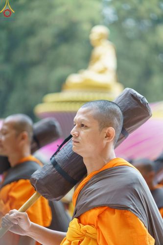 ภาพ No.189242:พระธรรมยาตราปฏิบัติธรรม และถ่ายภาพหมู่ประวัติศาสตร์ ในโครงการธรรมยาตรา กตัญญูบูชา มหาปูชนียาจารย์ พระมงคลเทพมุนี(สด จนฺทสโร) พระผู้ปราบมาร อนุสรณ์สถาน 7 แห่ง ปีที่ 13 วันที่ 4 มกราคม พ.ศ. 2568 ณ อนุสรณ์สถานมหาวิหารพระมงคลเทพมุนี (โลตัสแลนด์) อ.สองพี่น้อง