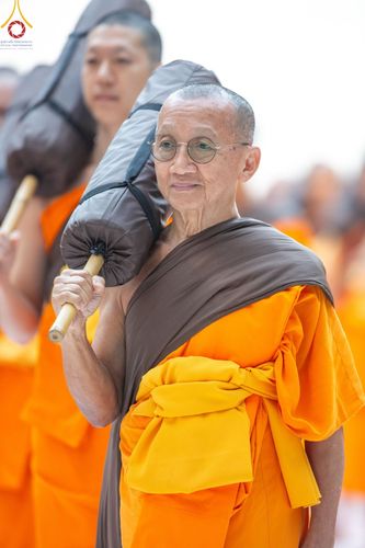 ภาพ No.189244:พระธรรมยาตราปฏิบัติธรรม และถ่ายภาพหมู่ประวัติศาสตร์ ในโครงการธรรมยาตรา กตัญญูบูชา มหาปูชนียาจารย์ พระมงคลเทพมุนี(สด จนฺทสโร) พระผู้ปราบมาร อนุสรณ์สถาน 7 แห่ง ปีที่ 13 วันที่ 4 มกราคม พ.ศ. 2568 ณ อนุสรณ์สถานมหาวิหารพระมงคลเทพมุนี (โลตัสแลนด์) อ.สองพี่น้อง