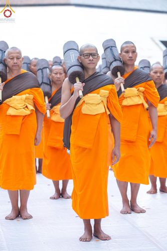 ภาพ No.189246:พระธรรมยาตราปฏิบัติธรรม และถ่ายภาพหมู่ประวัติศาสตร์ ในโครงการธรรมยาตรา กตัญญูบูชา มหาปูชนียาจารย์ พระมงคลเทพมุนี(สด จนฺทสโร) พระผู้ปราบมาร อนุสรณ์สถาน 7 แห่ง ปีที่ 13 วันที่ 4 มกราคม พ.ศ. 2568 ณ อนุสรณ์สถานมหาวิหารพระมงคลเทพมุนี (โลตัสแลนด์) อ.สองพี่น้อง