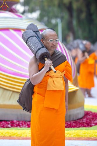 ภาพ No.189247:พระธรรมยาตราปฏิบัติธรรม และถ่ายภาพหมู่ประวัติศาสตร์ ในโครงการธรรมยาตรา กตัญญูบูชา มหาปูชนียาจารย์ พระมงคลเทพมุนี(สด จนฺทสโร) พระผู้ปราบมาร อนุสรณ์สถาน 7 แห่ง ปีที่ 13 วันที่ 4 มกราคม พ.ศ. 2568 ณ อนุสรณ์สถานมหาวิหารพระมงคลเทพมุนี (โลตัสแลนด์) อ.สองพี่น้อง