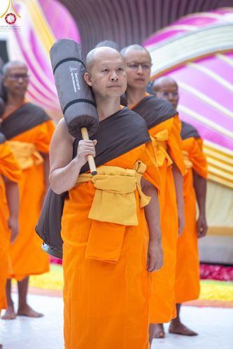 ภาพ No.189249:พระธรรมยาตราปฏิบัติธรรม และถ่ายภาพหมู่ประวัติศาสตร์ ในโครงการธรรมยาตรา กตัญญูบูชา มหาปูชนียาจารย์ พระมงคลเทพมุนี(สด จนฺทสโร) พระผู้ปราบมาร อนุสรณ์สถาน 7 แห่ง ปีที่ 13 วันที่ 4 มกราคม พ.ศ. 2568 ณ อนุสรณ์สถานมหาวิหารพระมงคลเทพมุนี (โลตัสแลนด์) อ.สองพี่น้อง