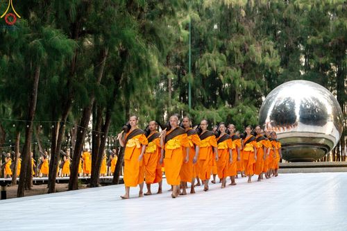 ภาพ No.189250:พระธรรมยาตราปฏิบัติธรรม และถ่ายภาพหมู่ประวัติศาสตร์ ในโครงการธรรมยาตรา กตัญญูบูชา มหาปูชนียาจารย์ พระมงคลเทพมุนี(สด จนฺทสโร) พระผู้ปราบมาร อนุสรณ์สถาน 7 แห่ง ปีที่ 13 วันที่ 4 มกราคม พ.ศ. 2568 ณ อนุสรณ์สถานมหาวิหารพระมงคลเทพมุนี (โลตัสแลนด์) อ.สองพี่น้อง