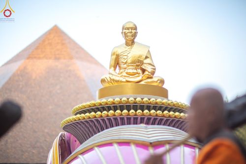 ภาพ No.189253:พระธรรมยาตราปฏิบัติธรรม และถ่ายภาพหมู่ประวัติศาสตร์ ในโครงการธรรมยาตรา กตัญญูบูชา มหาปูชนียาจารย์ พระมงคลเทพมุนี(สด จนฺทสโร) พระผู้ปราบมาร อนุสรณ์สถาน 7 แห่ง ปีที่ 13 วันที่ 4 มกราคม พ.ศ. 2568 ณ อนุสรณ์สถานมหาวิหารพระมงคลเทพมุนี (โลตัสแลนด์) อ.สองพี่น้อง