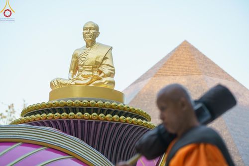 ภาพ No.189254:พระธรรมยาตราปฏิบัติธรรม และถ่ายภาพหมู่ประวัติศาสตร์ ในโครงการธรรมยาตรา กตัญญูบูชา มหาปูชนียาจารย์ พระมงคลเทพมุนี(สด จนฺทสโร) พระผู้ปราบมาร อนุสรณ์สถาน 7 แห่ง ปีที่ 13 วันที่ 4 มกราคม พ.ศ. 2568 ณ อนุสรณ์สถานมหาวิหารพระมงคลเทพมุนี (โลตัสแลนด์) อ.สองพี่น้อง