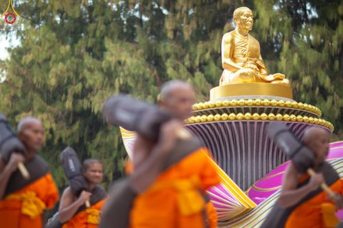 ภาพ No.189255:พระธรรมยาตราปฏิบัติธรรม และถ่ายภาพหมู่ประวัติศาสตร์ ในโครงการธรรมยาตรา กตัญญูบูชา มหาปูชนียาจารย์ พระมงคลเทพมุนี(สด จนฺทสโร) พระผู้ปราบมาร อนุสรณ์สถาน 7 แห่ง ปีที่ 13 วันที่ 4 มกราคม พ.ศ. 2568 ณ อนุสรณ์สถานมหาวิหารพระมงคลเทพมุนี (โลตัสแลนด์) อ.สองพี่น้อง