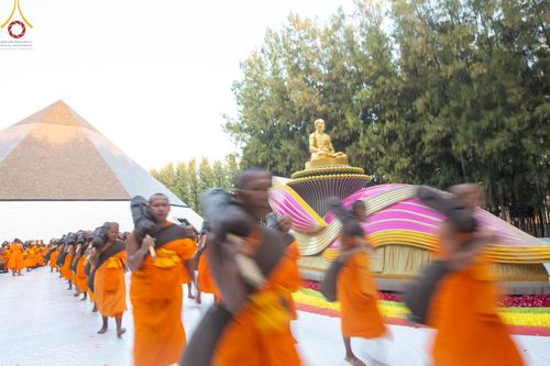 ภาพ No.189256:พระธรรมยาตราปฏิบัติธรรม และถ่ายภาพหมู่ประวัติศาสตร์ ในโครงการธรรมยาตรา กตัญญูบูชา มหาปูชนียาจารย์ พระมงคลเทพมุนี(สด จนฺทสโร) พระผู้ปราบมาร อนุสรณ์สถาน 7 แห่ง ปีที่ 13 วันที่ 4 มกราคม พ.ศ. 2568 ณ อนุสรณ์สถานมหาวิหารพระมงคลเทพมุนี (โลตัสแลนด์) อ.สองพี่น้อง
