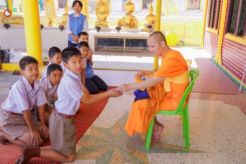 ภาพ No.189362:พิธีทอดผ้าป่าทำนุบำรุงศาสนสถาน ในโครงการธรรมยาตรา กตัญญูบูชา มหาปูชนียาจารย์ พระมงคลเทพมุนี(สด จนฺทสโร) พระผู้ปราบมาร อนุสรณ์สถาน 7 แห่ง ปีที่ 13 ณ วัดใหม่นพรัตน์  ต.เนินพระปรางค์ อ.สองพี่น้อง จ.สุพรรณบุรี วันที่ 5 มกราคม พ.ศ. 2568