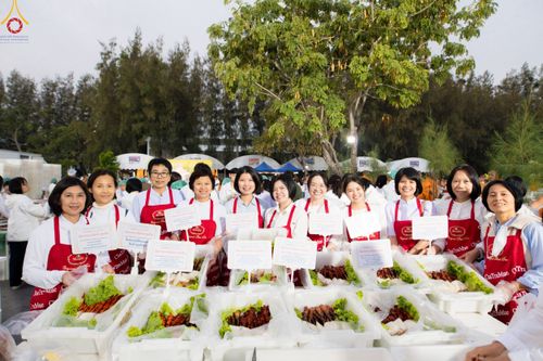 ภาพ No.189447:พิธีถวายภัตตาหารเป็นสังฆทาน แด่พระธรรมยาตรา ในโครงการธรรมยาตรา กตัญญูบูชา มหาปูชนียาจารย์ พระมงคลเทพมุนี(สด จนฺทสโร) พระผู้ปราบมาร อนุสรณ์สถาน 7 แห่ง ปีที่ 13 ณ อนุสรณ์สถานมหาวิหารพระมงคลเทพมุนี (โลตัสแลนด์) อ.สองพี่น้อง จ.สุพรรณบุรี วันที่ 5 มกราคม 2568