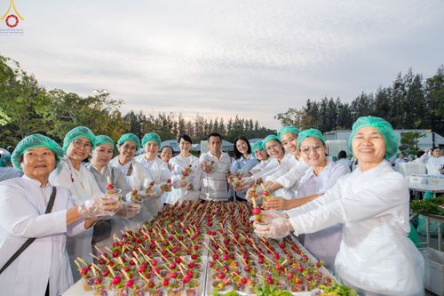 ภาพ No.189448:พิธีถวายภัตตาหารเป็นสังฆทาน แด่พระธรรมยาตรา ในโครงการธรรมยาตรา กตัญญูบูชา มหาปูชนียาจารย์ พระมงคลเทพมุนี(สด จนฺทสโร) พระผู้ปราบมาร อนุสรณ์สถาน 7 แห่ง ปีที่ 13 ณ อนุสรณ์สถานมหาวิหารพระมงคลเทพมุนี (โลตัสแลนด์) อ.สองพี่น้อง จ.สุพรรณบุรี วันที่ 5 มกราคม 2568