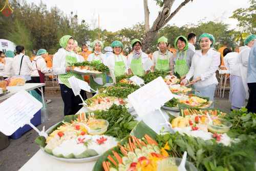 ภาพ No.189450:พิธีถวายภัตตาหารเป็นสังฆทาน แด่พระธรรมยาตรา ในโครงการธรรมยาตรา กตัญญูบูชา มหาปูชนียาจารย์ พระมงคลเทพมุนี(สด จนฺทสโร) พระผู้ปราบมาร อนุสรณ์สถาน 7 แห่ง ปีที่ 13 ณ อนุสรณ์สถานมหาวิหารพระมงคลเทพมุนี (โลตัสแลนด์) อ.สองพี่น้อง จ.สุพรรณบุรี วันที่ 5 มกราคม 2568