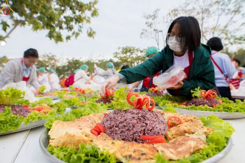 ภาพ No.189451:พิธีถวายภัตตาหารเป็นสังฆทาน แด่พระธรรมยาตรา ในโครงการธรรมยาตรา กตัญญูบูชา มหาปูชนียาจารย์ พระมงคลเทพมุนี(สด จนฺทสโร) พระผู้ปราบมาร อนุสรณ์สถาน 7 แห่ง ปีที่ 13 ณ อนุสรณ์สถานมหาวิหารพระมงคลเทพมุนี (โลตัสแลนด์) อ.สองพี่น้อง จ.สุพรรณบุรี วันที่ 5 มกราคม 2568