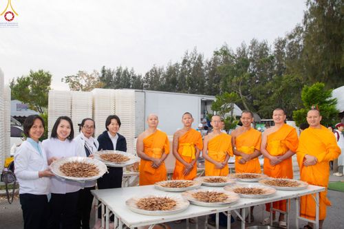 ภาพ No.189452:พิธีถวายภัตตาหารเป็นสังฆทาน แด่พระธรรมยาตรา ในโครงการธรรมยาตรา กตัญญูบูชา มหาปูชนียาจารย์ พระมงคลเทพมุนี(สด จนฺทสโร) พระผู้ปราบมาร อนุสรณ์สถาน 7 แห่ง ปีที่ 13 ณ อนุสรณ์สถานมหาวิหารพระมงคลเทพมุนี (โลตัสแลนด์) อ.สองพี่น้อง จ.สุพรรณบุรี วันที่ 5 มกราคม 2568