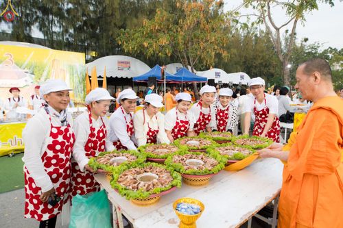 ภาพ No.189453:พิธีถวายภัตตาหารเป็นสังฆทาน แด่พระธรรมยาตรา ในโครงการธรรมยาตรา กตัญญูบูชา มหาปูชนียาจารย์ พระมงคลเทพมุนี(สด จนฺทสโร) พระผู้ปราบมาร อนุสรณ์สถาน 7 แห่ง ปีที่ 13 ณ อนุสรณ์สถานมหาวิหารพระมงคลเทพมุนี (โลตัสแลนด์) อ.สองพี่น้อง จ.สุพรรณบุรี วันที่ 5 มกราคม 2568