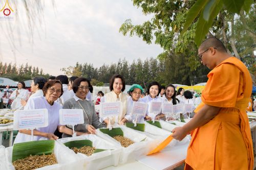 ภาพ No.189457:พิธีถวายภัตตาหารเป็นสังฆทาน แด่พระธรรมยาตรา ในโครงการธรรมยาตรา กตัญญูบูชา มหาปูชนียาจารย์ พระมงคลเทพมุนี(สด จนฺทสโร) พระผู้ปราบมาร อนุสรณ์สถาน 7 แห่ง ปีที่ 13 ณ อนุสรณ์สถานมหาวิหารพระมงคลเทพมุนี (โลตัสแลนด์) อ.สองพี่น้อง จ.สุพรรณบุรี วันที่ 5 มกราคม 2568