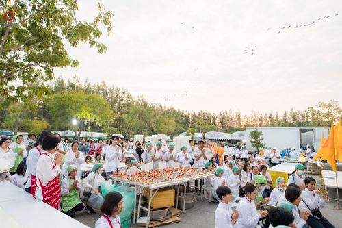 ภาพ No.189459:พิธีถวายภัตตาหารเป็นสังฆทาน แด่พระธรรมยาตรา ในโครงการธรรมยาตรา กตัญญูบูชา มหาปูชนียาจารย์ พระมงคลเทพมุนี(สด จนฺทสโร) พระผู้ปราบมาร อนุสรณ์สถาน 7 แห่ง ปีที่ 13 ณ อนุสรณ์สถานมหาวิหารพระมงคลเทพมุนี (โลตัสแลนด์) อ.สองพี่น้อง จ.สุพรรณบุรี วันที่ 5 มกราคม 2568