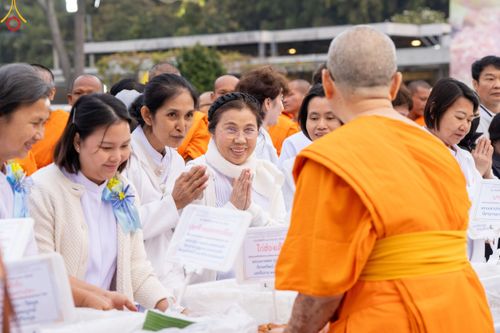 ภาพ No.189460:พิธีถวายภัตตาหารเป็นสังฆทาน แด่พระธรรมยาตรา ในโครงการธรรมยาตรา กตัญญูบูชา มหาปูชนียาจารย์ พระมงคลเทพมุนี(สด จนฺทสโร) พระผู้ปราบมาร อนุสรณ์สถาน 7 แห่ง ปีที่ 13 ณ อนุสรณ์สถานมหาวิหารพระมงคลเทพมุนี (โลตัสแลนด์) อ.สองพี่น้อง จ.สุพรรณบุรี วันที่ 5 มกราคม 2568