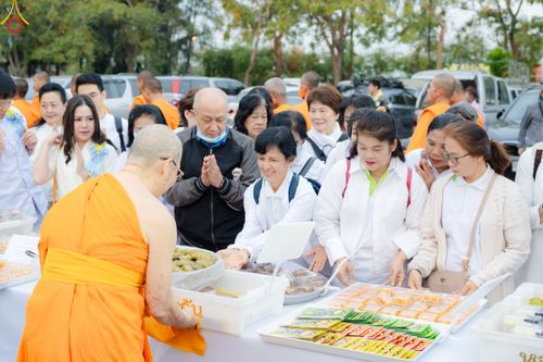ภาพ No.189462:พิธีถวายภัตตาหารเป็นสังฆทาน แด่พระธรรมยาตรา ในโครงการธรรมยาตรา กตัญญูบูชา มหาปูชนียาจารย์ พระมงคลเทพมุนี(สด จนฺทสโร) พระผู้ปราบมาร อนุสรณ์สถาน 7 แห่ง ปีที่ 13 ณ อนุสรณ์สถานมหาวิหารพระมงคลเทพมุนี (โลตัสแลนด์) อ.สองพี่น้อง จ.สุพรรณบุรี วันที่ 5 มกราคม 2568