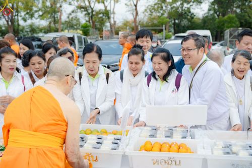ภาพ No.189463:พิธีถวายภัตตาหารเป็นสังฆทาน แด่พระธรรมยาตรา ในโครงการธรรมยาตรา กตัญญูบูชา มหาปูชนียาจารย์ พระมงคลเทพมุนี(สด จนฺทสโร) พระผู้ปราบมาร อนุสรณ์สถาน 7 แห่ง ปีที่ 13 ณ อนุสรณ์สถานมหาวิหารพระมงคลเทพมุนี (โลตัสแลนด์) อ.สองพี่น้อง จ.สุพรรณบุรี วันที่ 5 มกราคม 2568
