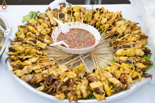 ภาพ No.189482:พิธีถวายภัตตาหารเป็นสังฆทาน แด่พระธรรมยาตรา ในโครงการธรรมยาตรา กตัญญูบูชา มหาปูชนียาจารย์ พระมงคลเทพมุนี(สด จนฺทสโร) พระผู้ปราบมาร อนุสรณ์สถาน 7 แห่ง ปีที่ 13 ณ อนุสรณ์สถานมหาวิหารพระมงคลเทพมุนี (โลตัสแลนด์) อ.สองพี่น้อง จ.สุพรรณบุรี วันที่ 5 มกราคม 2568