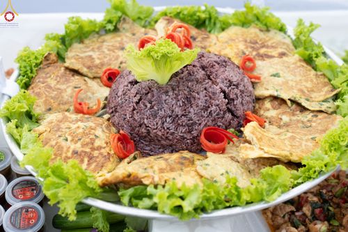 ภาพ No.189496:พิธีถวายภัตตาหารเป็นสังฆทาน แด่พระธรรมยาตรา ในโครงการธรรมยาตรา กตัญญูบูชา มหาปูชนียาจารย์ พระมงคลเทพมุนี(สด จนฺทสโร) พระผู้ปราบมาร อนุสรณ์สถาน 7 แห่ง ปีที่ 13 ณ อนุสรณ์สถานมหาวิหารพระมงคลเทพมุนี (โลตัสแลนด์) อ.สองพี่น้อง จ.สุพรรณบุรี วันที่ 5 มกราคม 2568