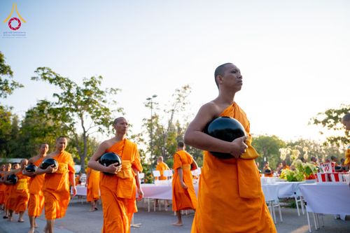 ภาพ No.189504:พิธีถวายภัตตาหารเป็นสังฆทาน แด่พระธรรมยาตรา ในโครงการธรรมยาตรา กตัญญูบูชา มหาปูชนียาจารย์ พระมงคลเทพมุนี(สด จนฺทสโร) พระผู้ปราบมาร อนุสรณ์สถาน 7 แห่ง ปีที่ 13 ณ อนุสรณ์สถานมหาวิหารพระมงคลเทพมุนี (โลตัสแลนด์) อ.สองพี่น้อง จ.สุพรรณบุรี วันที่ 5 มกราคม 2568