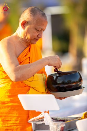 ภาพ No.189509:พิธีถวายภัตตาหารเป็นสังฆทาน แด่พระธรรมยาตรา ในโครงการธรรมยาตรา กตัญญูบูชา มหาปูชนียาจารย์ พระมงคลเทพมุนี(สด จนฺทสโร) พระผู้ปราบมาร อนุสรณ์สถาน 7 แห่ง ปีที่ 13 ณ อนุสรณ์สถานมหาวิหารพระมงคลเทพมุนี (โลตัสแลนด์) อ.สองพี่น้อง จ.สุพรรณบุรี วันที่ 5 มกราคม 2568