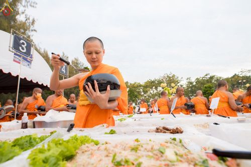 ภาพ No.189512:พิธีถวายภัตตาหารเป็นสังฆทาน แด่พระธรรมยาตรา ในโครงการธรรมยาตรา กตัญญูบูชา มหาปูชนียาจารย์ พระมงคลเทพมุนี(สด จนฺทสโร) พระผู้ปราบมาร อนุสรณ์สถาน 7 แห่ง ปีที่ 13 ณ อนุสรณ์สถานมหาวิหารพระมงคลเทพมุนี (โลตัสแลนด์) อ.สองพี่น้อง จ.สุพรรณบุรี วันที่ 5 มกราคม 2568