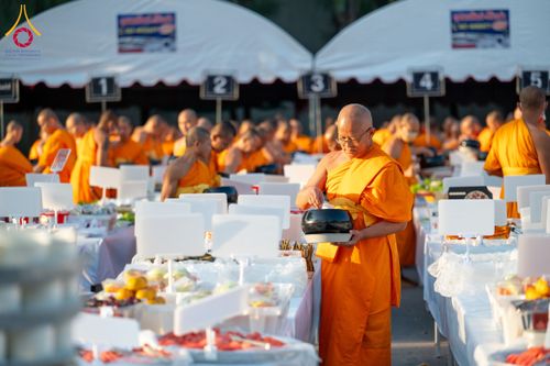 ภาพ No.189513:พิธีถวายภัตตาหารเป็นสังฆทาน แด่พระธรรมยาตรา ในโครงการธรรมยาตรา กตัญญูบูชา มหาปูชนียาจารย์ พระมงคลเทพมุนี(สด จนฺทสโร) พระผู้ปราบมาร อนุสรณ์สถาน 7 แห่ง ปีที่ 13 ณ อนุสรณ์สถานมหาวิหารพระมงคลเทพมุนี (โลตัสแลนด์) อ.สองพี่น้อง จ.สุพรรณบุรี วันที่ 5 มกราคม 2568