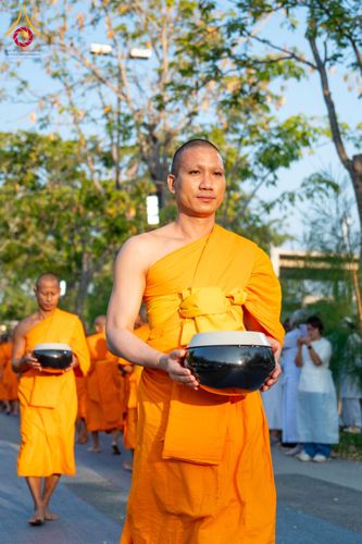 ภาพ No.189517:พิธีถวายภัตตาหารเป็นสังฆทาน แด่พระธรรมยาตรา ในโครงการธรรมยาตรา กตัญญูบูชา มหาปูชนียาจารย์ พระมงคลเทพมุนี(สด จนฺทสโร) พระผู้ปราบมาร อนุสรณ์สถาน 7 แห่ง ปีที่ 13 ณ อนุสรณ์สถานมหาวิหารพระมงคลเทพมุนี (โลตัสแลนด์) อ.สองพี่น้อง จ.สุพรรณบุรี วันที่ 5 มกราคม 2568