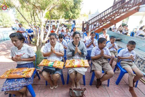 ภาพ No.189611:พิธีทอดผ้าป่าทำนุบำรุงศาสนสถาน ในโครงการธรรมยาตรา กตัญญูบูชา มหาปูชนียาจารย์ พระมงคลเทพมุนี(สด จนฺทสโร) พระผู้ปราบมาร อนุสรณ์สถาน 7 แห่ง ปีที่ 13 ณ วัดสองพี่น้อง ต.ต้นตาล อ.สองพี่น้อง จ.สุพรรณบุรี วันที่ 5 มกราคม พ.ศ. 2568
