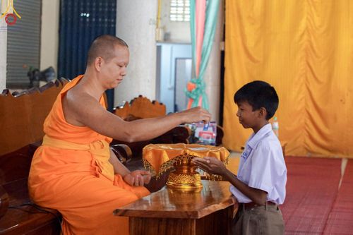 ภาพ No.189758:พิธีทอดผ้าป่าทำนุบำรุงศาสนสถาน ในโครงการธรรมยาตรา กตัญญูบูชา มหาปูชนียาจารย์ พระมงคลเทพมุนี(สด จนฺทสโร) พระผู้ปราบมาร อนุสรณ์สถาน 7 แห่ง ปีที่ 13 ณ วัดใหม่พิบูลย์ผล ต.บางเลน อ.สองพี่น้อง จ.สุพรรณบุรี วันที่ 5 มกราคม พ.ศ. 2568