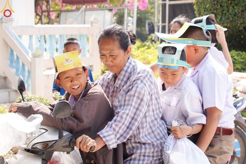 ภาพ No.189765:พิธีทอดผ้าป่าทำนุบำรุงศาสนสถาน ในโครงการธรรมยาตรา กตัญญูบูชา มหาปูชนียาจารย์ พระมงคลเทพมุนี(สด จนฺทสโร) พระผู้ปราบมาร อนุสรณ์สถาน 7 แห่ง ปีที่ 13 ณ วัดใหม่พิบูลย์ผล ต.บางเลน อ.สองพี่น้อง จ.สุพรรณบุรี วันที่ 5 มกราคม พ.ศ. 2568