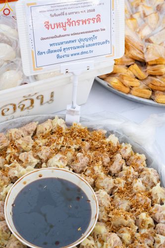 ภาพ No.189971:พิธีถวายภัตตาหารเป็นสังฆทาน แด่พระธรรมยาตรา ณ อนุสรณ์สถานมหาวิหารพระมงคลเทพมุนี (โลตัสแลนด์) อ.สองพี่น้อง จ.สุพรรณบุรี ในโครงการธรรมยาตรา กตัญญูบูชา มหาปูชนียาจารย์ พระมงคลเทพมุนี(สด จนฺทสโร) พระผู้ปราบมาร อนุสรณ์สถาน 7 แห่ง ปีที่ 13 วันที่ 6 มกราคม 2568