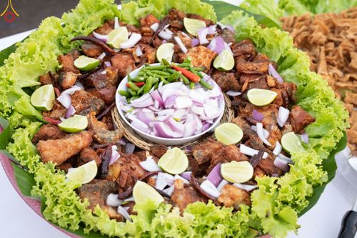 ภาพ No.189978:พิธีถวายภัตตาหารเป็นสังฆทาน แด่พระธรรมยาตรา ณ อนุสรณ์สถานมหาวิหารพระมงคลเทพมุนี (โลตัสแลนด์) อ.สองพี่น้อง จ.สุพรรณบุรี ในโครงการธรรมยาตรา กตัญญูบูชา มหาปูชนียาจารย์ พระมงคลเทพมุนี(สด จนฺทสโร) พระผู้ปราบมาร อนุสรณ์สถาน 7 แห่ง ปีที่ 13 วันที่ 6 มกราคม 2568