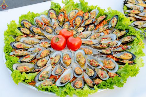 ภาพ No.189986:พิธีถวายภัตตาหารเป็นสังฆทาน แด่พระธรรมยาตรา ณ อนุสรณ์สถานมหาวิหารพระมงคลเทพมุนี (โลตัสแลนด์) อ.สองพี่น้อง จ.สุพรรณบุรี ในโครงการธรรมยาตรา กตัญญูบูชา มหาปูชนียาจารย์ พระมงคลเทพมุนี(สด จนฺทสโร) พระผู้ปราบมาร อนุสรณ์สถาน 7 แห่ง ปีที่ 13 วันที่ 6 มกราคม 2568