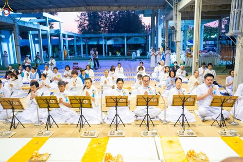 ภาพ No.189997:พิธีถวายภัตตาหารเป็นสังฆทาน แด่พระธรรมยาตรา ณ อนุสรณ์สถานมหาวิหารพระมงคลเทพมุนี (โลตัสแลนด์) อ.สองพี่น้อง จ.สุพรรณบุรี ในโครงการธรรมยาตรา กตัญญูบูชา มหาปูชนียาจารย์ พระมงคลเทพมุนี(สด จนฺทสโร) พระผู้ปราบมาร อนุสรณ์สถาน 7 แห่ง ปีที่ 13 วันที่ 6 มกราคม 2568