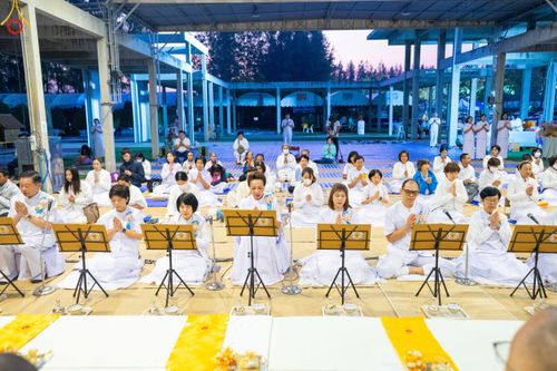 ภาพ No.189998:พิธีถวายภัตตาหารเป็นสังฆทาน แด่พระธรรมยาตรา ณ อนุสรณ์สถานมหาวิหารพระมงคลเทพมุนี (โลตัสแลนด์) อ.สองพี่น้อง จ.สุพรรณบุรี ในโครงการธรรมยาตรา กตัญญูบูชา มหาปูชนียาจารย์ พระมงคลเทพมุนี(สด จนฺทสโร) พระผู้ปราบมาร อนุสรณ์สถาน 7 แห่ง ปีที่ 13 วันที่ 6 มกราคม 2568